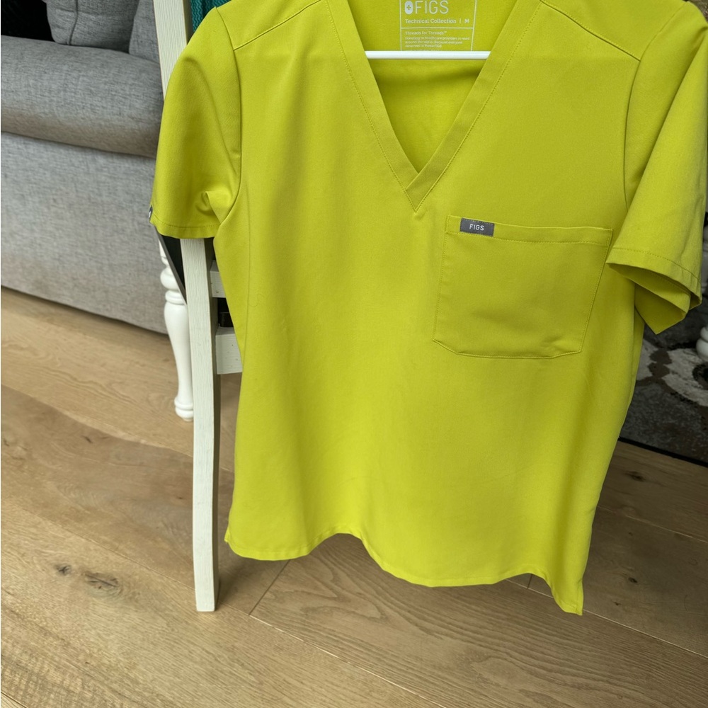 Women’s figs Catarina one pocket scrub top limeade